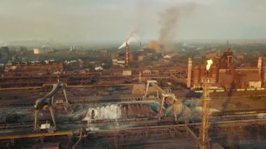 Endüstriyel üretim tesisi metalürjik çelik hava görüntüsü Chad Borularından 4K duman.