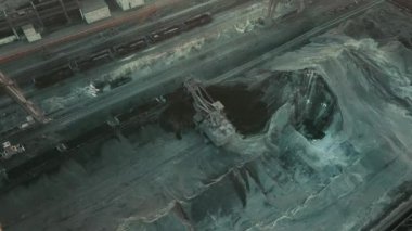 Endüstri imalatçısı bir trenin havadan videosunu yüklüyor..