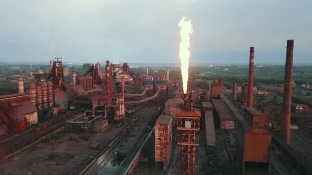 工業生産工場冶金鋼航空ビデオチャドパイプからの4K煙 — ストック動画