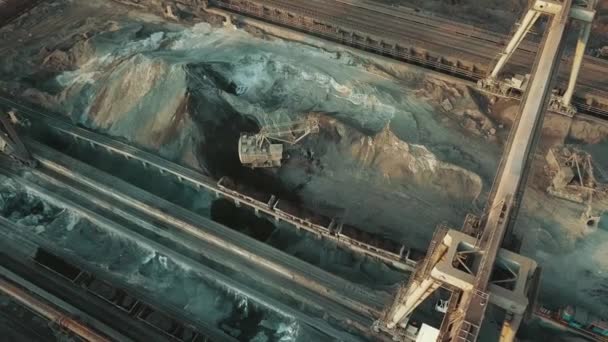 Industria Fabricación Excavadoras Carga Tren Vídeo Aéreo — Vídeo de stock