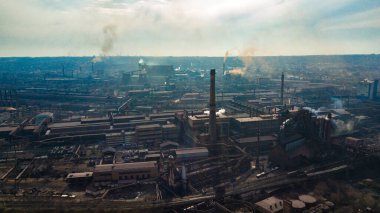 Metalürjik üretim tesisi borulardan çıkan dumanlı kötü ekoloji hava fotoğrafçılığı
