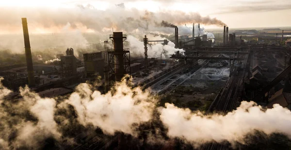 Endüstri metalürjik fabrika şafak dumanı duman emisyonları kötü ekoloji hava fotoğrafçılığı