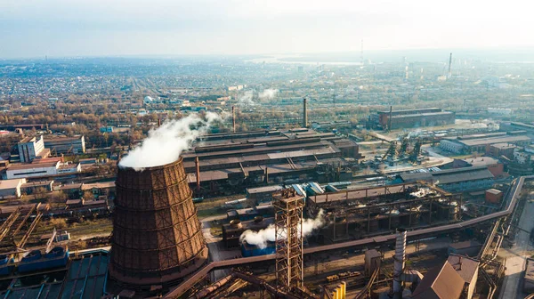 冶金生産工場パイプからの完全なサイクル煙悪い生態航空写真 — ストック写真