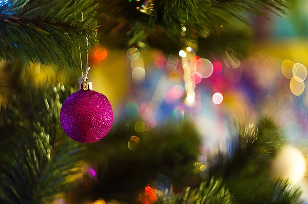 Árbol de navidad con juguetes —  Fotos de Stock