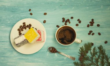Tatlı lokum ile pişmiş siyah kahve 