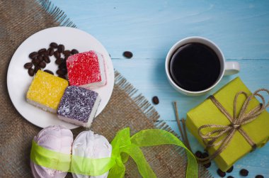 Tatlı lokum ile pişmiş siyah kahve 