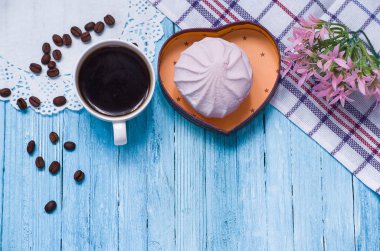 Tatlı lokum ile pişmiş siyah kahve 