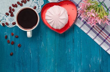 Tatlı lokum ile pişmiş siyah kahve 