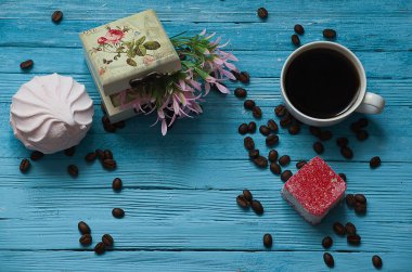 Tatlı lokum ile pişmiş siyah kahve 