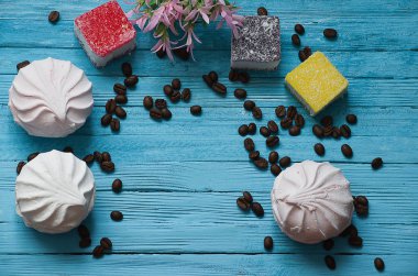 Tatlı lokum ile pişmiş siyah kahve 