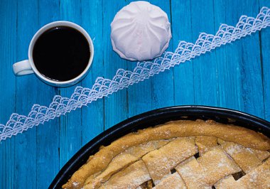 Leziz bir kahvaltı için kokulu sıcak ev yapımı kekler