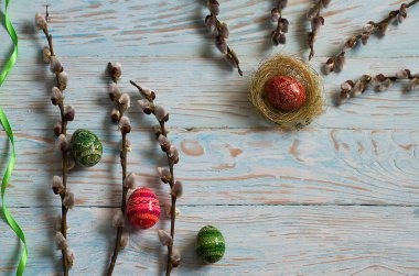 Buket söğüt dalı ve ahşap bir tablo Easter eggs