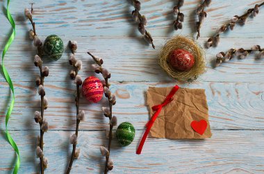 Buket söğüt dalı ve ahşap bir tablo Easter eggs