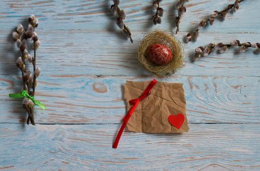 Buket söğüt dalı ve ahşap bir tablo Easter eggs