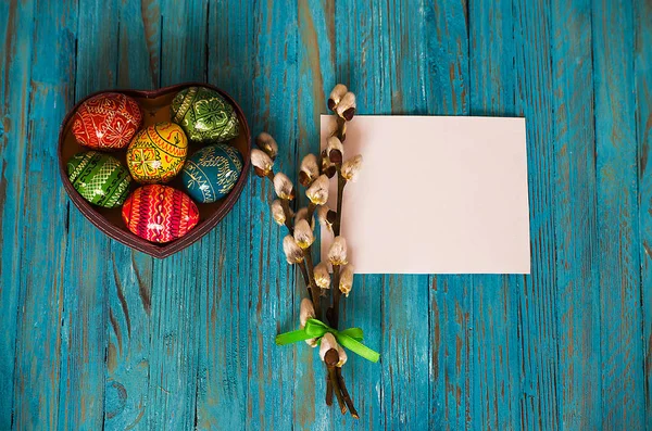 Buket söğüt dalı ve ahşap bir tablo Easter eggs