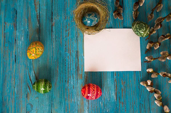 Філії willow букет і великодні яйця на дерев'яний стіл — стокове фото