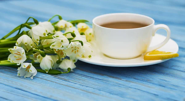 Wiosenne śniadanie gorącej herbaty i bukiet Przebiśniegi — Zdjęcie stockowe