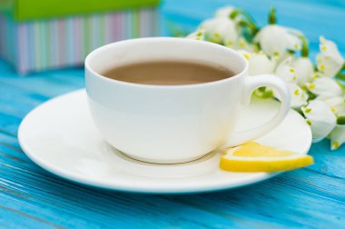 Bahar kahvaltı sıcak çay ve bir buket kardelen 