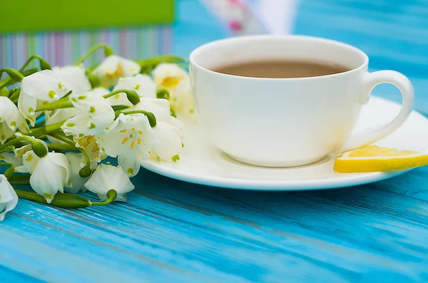 Wiosenne śniadanie gorącej herbaty i bukiet Przebiśniegi — Zdjęcie stockowe