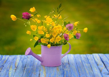 Vazo içinde açık havada buket çiçegi farklı renkler