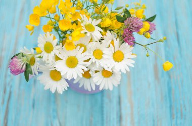 Vazo içinde açık havada buket çiçegi farklı renkler