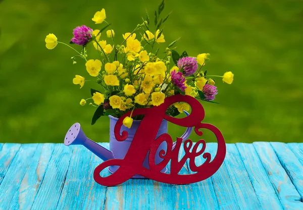 Bouquet van veldbloemen van verschillende kleuren in de vaas buitenshuis — Stockfoto