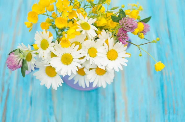 Аромат диких цветов разных цветов в вазе на открытом воздухе — стоковое фото