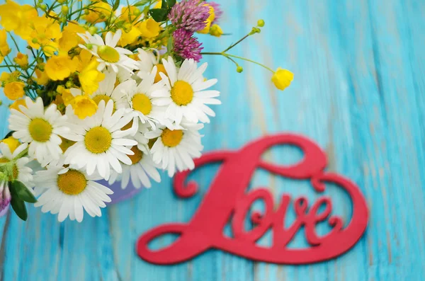 A felirat a fából készült háttér szeretete virágok — Stock Fotó
