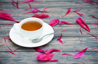 Sıcak çay ve Şakayık yaprakları kara günü