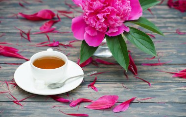 Sıcak çay ve Şakayık yaprakları kara günü