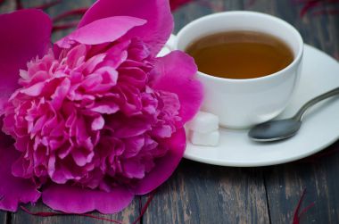 Sıcak çay ve Şakayık yaprakları kara günü