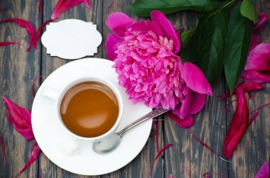 Sıcak çay ve Şakayık yaprakları kara günü