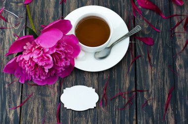 Sıcak çay ve Şakayık yaprakları kara günü