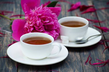 Sıcak çay ve Şakayık yaprakları kara günü