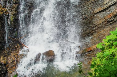 Buzlu ve fırtınalı bir wat dağlarda bir dere akar