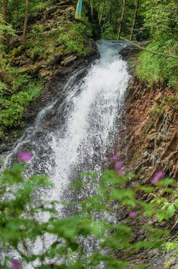 Buzlu ve fırtınalı bir wat dağlarda bir dere akar