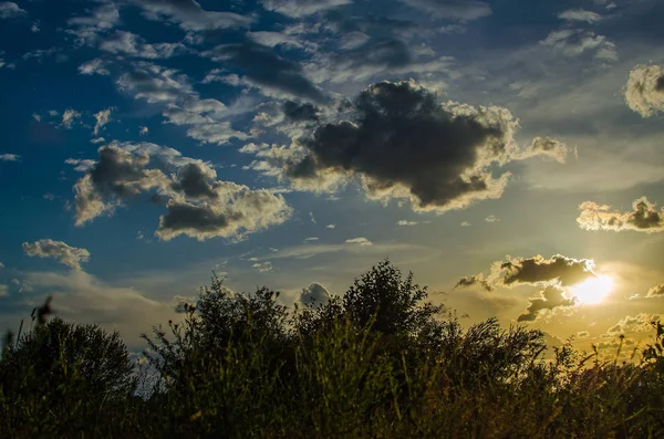 Pelzige Wolken am blauen Himmel an einem schönen Sommer — Stockfoto