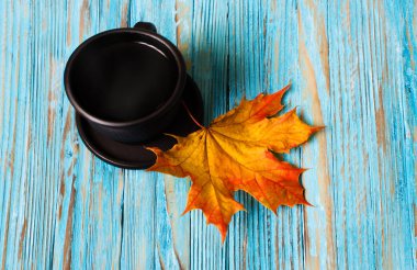 Kahve kap çevresinde sonbahar yaprakları