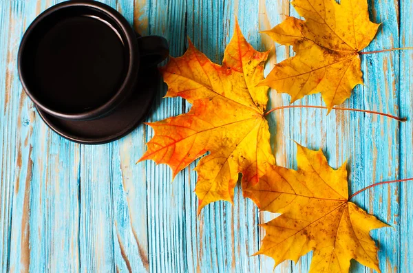 Herbstblätter um Kaffeekannen — Stockfoto