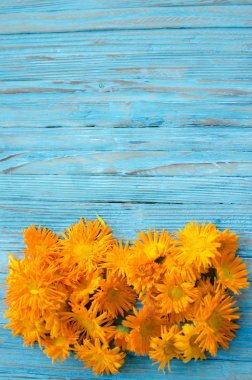 Portakal suyu çiçekleri temiz havada yetişir. 