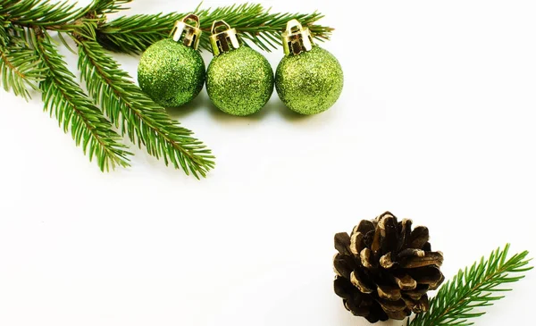 Juguetes de Navidad y rama de árbol de Navidad —  Fotos de Stock