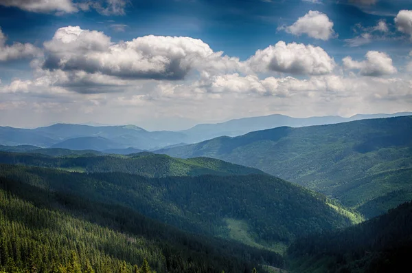 Ukrayna'da Karpat Dağları üzerinde peyzaj 