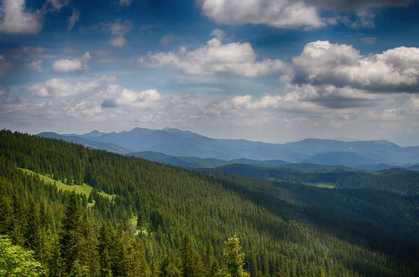 A paisagem nas montanhas dos Cárpatos na Ucrânia — Fotografia de Stock