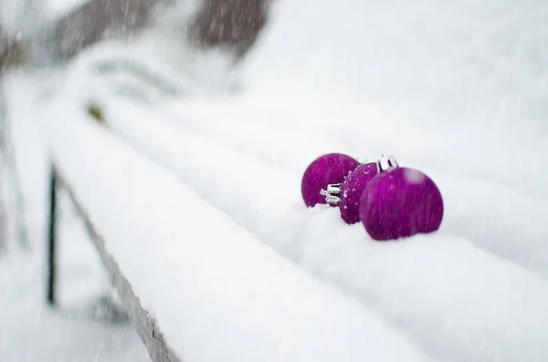 Szilveszteri játékok és a fehér hó — Stock Fotó