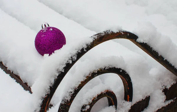Brinquedos de Ano Novo e neve branca — Fotografia de Stock