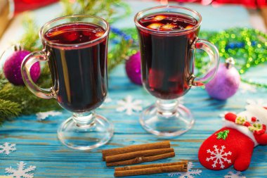 Sıcak bir içecek mulled şarap ve baharat ahşap arka plan üzerinde 