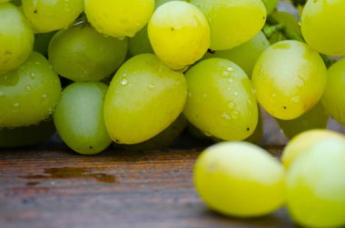 Dedikodu açık havada sonbaharda büyür.