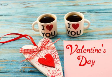 sıcak kahve ve ahşap backgr kalp kaplarda var.