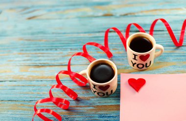 sıcak kahve ve ahşap backgr kalp kaplarda var.