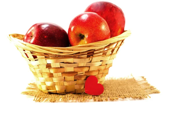 Яблоки на ограниченном фоне в корзине — стоковое фото